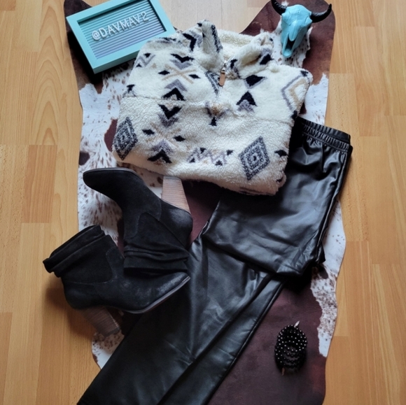 LAST 1 CAMPER Soft Tribal Quarter Zip Pullover - Picture 11 of 15